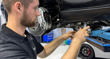 Foto: Leonard bei der Arbeit an einem Auto