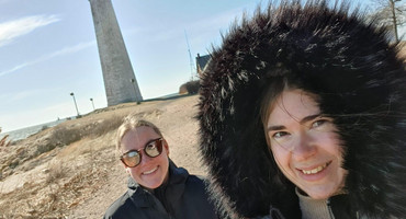 Foto: Eva und Luisa am Strand von New Hafen mit Leuchtturm im Hintergrund
