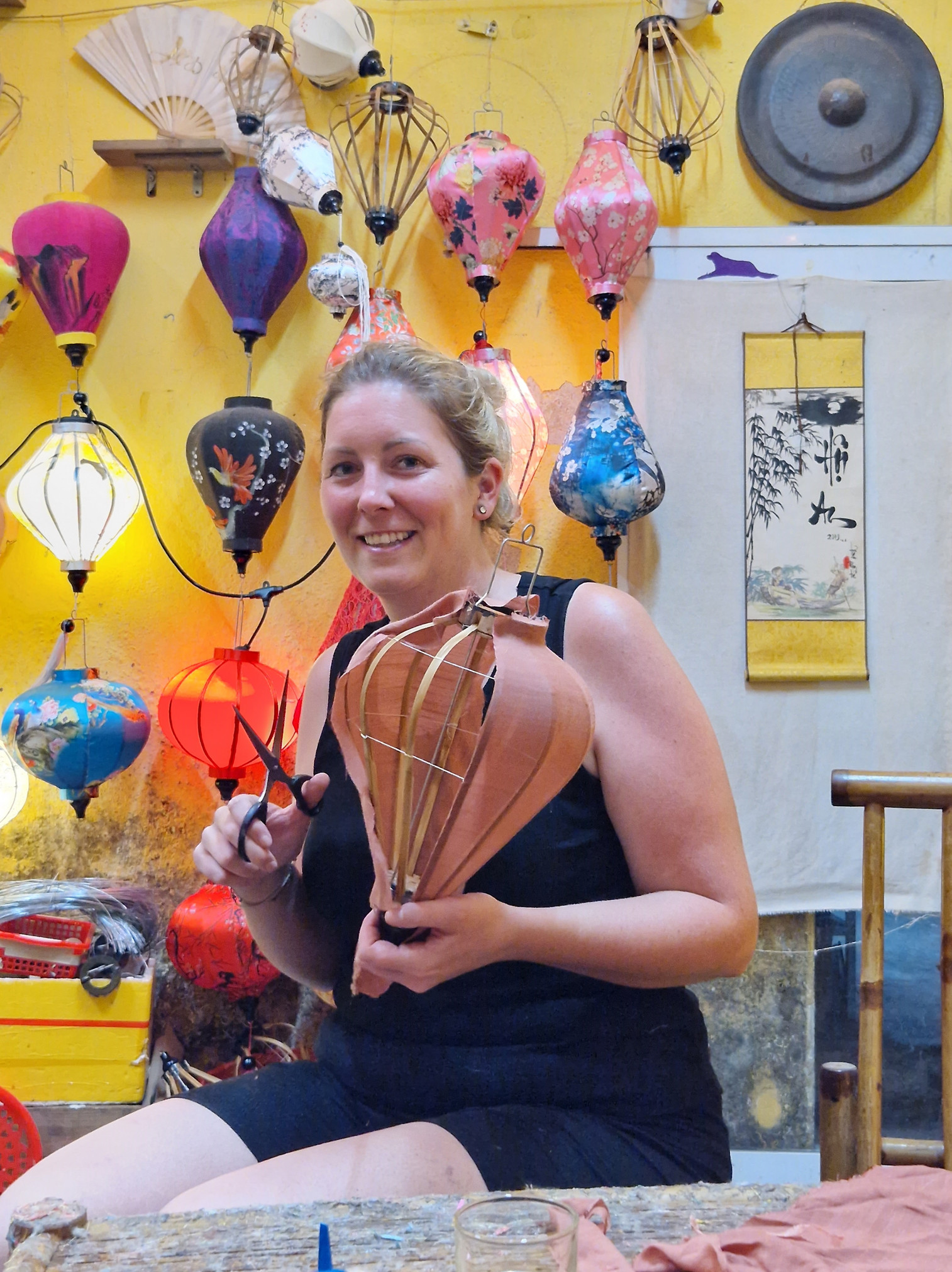 Foto: Mareike beim Lampen-basteln im vietnamesischen Kindergarten.