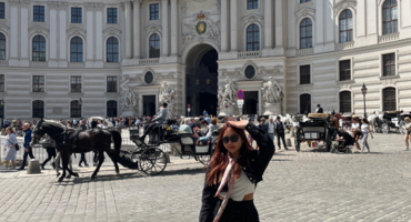 Foto: Hong-Lena vor der spanischen Reitschule in Wien