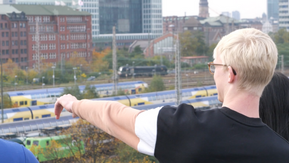 Auszubildender zeigt in die Ferne