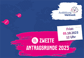Graphik: Schriftzug "Zweite Antragsrunde 2023" auf pinken Pinselstrichen. Das Logo "AusbildungWeltweit" und eine getackerte Notiz mit der Info "Frist: 05.10.2023 12 Uhr".