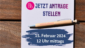 Foto: Notizblock auf Holztisch, Text auf Block: Jetzt Anträge stellen, 15. Februar 2024 12 Uhr mittags