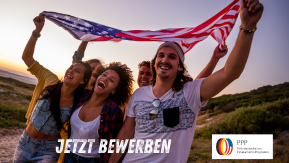 Foto: Jugendliche lachen und halten eine Flagge der USA in die Luft.