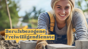 Foto: Fröhlich lächelnde junge Frau in Arbeitskleidung mauert und schaut dabei in die Kamera. Schriftzug: Berufsbezogene Freiwilligendienste.