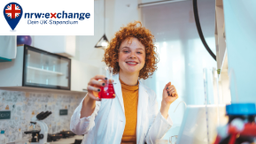 Foto einer jungen Labormitarbeiterin, die ein Gefäß Richtung Kamera hält. Auf der Linken Seite ist da Programmlogo von nrw:exchange zu sehen.