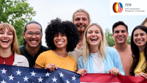 Foto: eine Gruppe junger Menschen hält lachend eine USA Flagge in den Händen, oben recht ist das Logo des Parlamentarischen Patenschaftsprogramms